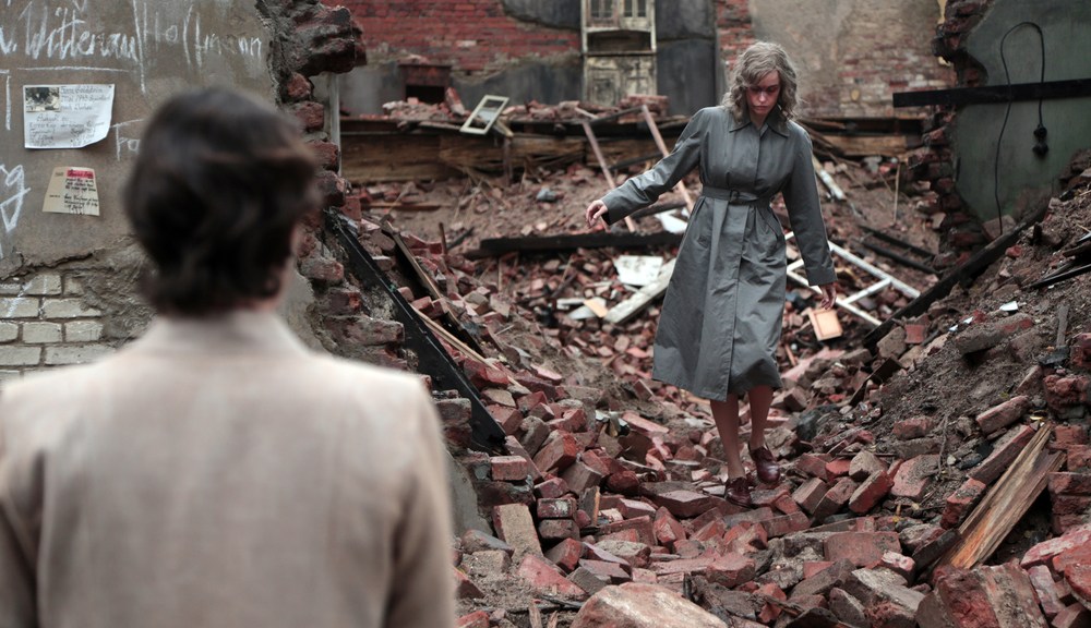 phoenix-nina-hoss-christian-petzold-wwii-drama-2014-nelly-movie-review-2015