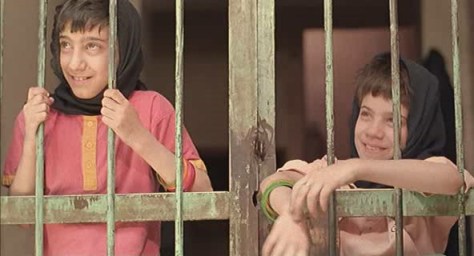 the-apple-1998-movie-iran-film-psychology-social-isolation