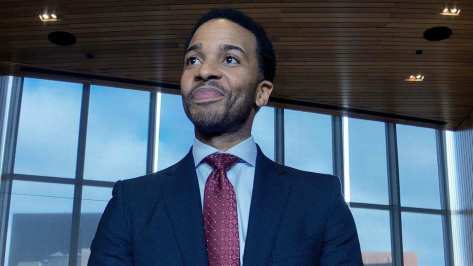 2019-andre-holland-high-flying-bird-movie-review-steven-soderbergh