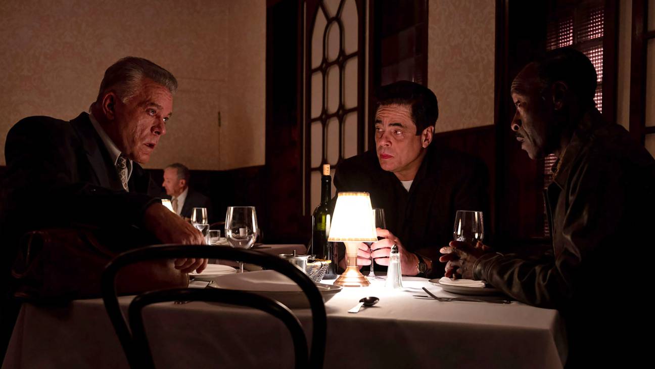 no-sudden-move-2021-movie-review-benicio-del-toro-don-cheadle